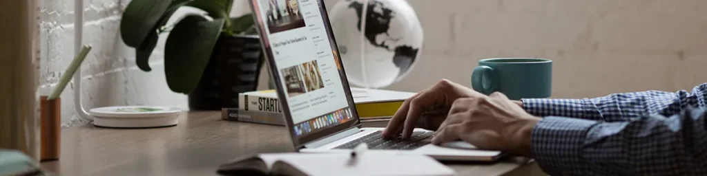Persona utilizando computadora para crear campañas en Google Display — Dos Comas