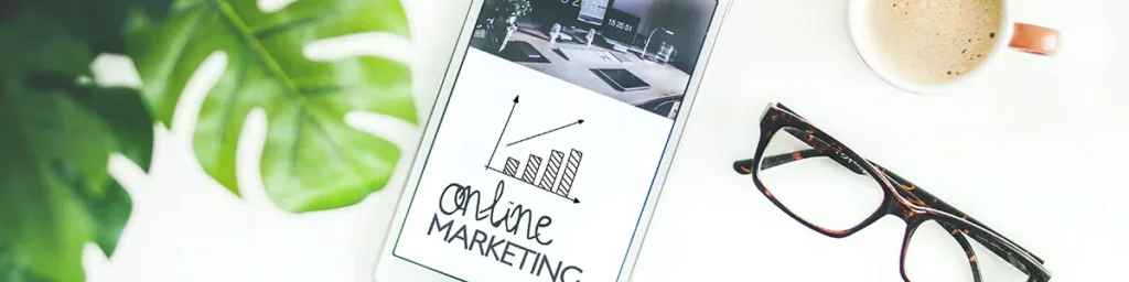 Dos Comas – Representación visual de estrategia de marketing digital con ordenador y plan de acciones