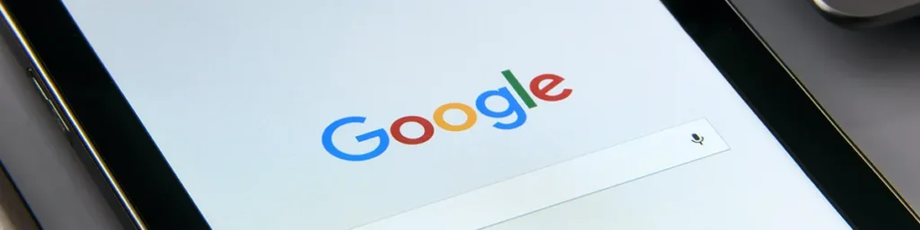 Ilustración de Google en la cima con lupa: factores de posicionamiento SEO — Dos Comas